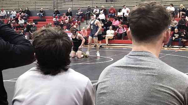 Helias wraps up wrestling schedule with loss to Farmington | Jefferson City News Tribune - Vimarsana News