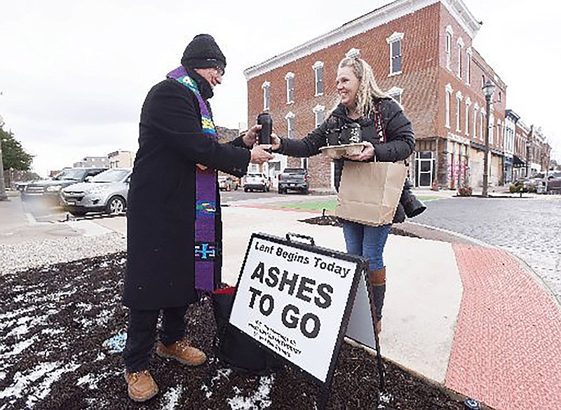Cyndie Jacks a member of First United Methodist Church in Rogers, takes hot coffee on a chilly Ash Wednesday in 2020 to Michael Mattox, a pastor at the church. A similar outdoor Lent observance is planned for Wednesday at Westover Hills Presbyterian Church in Little Rock.
(NWA Democrat-Gazette/Flip Putthoff)