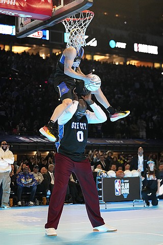 McClung earns perfect score to take second straight NBA Slam Dunk