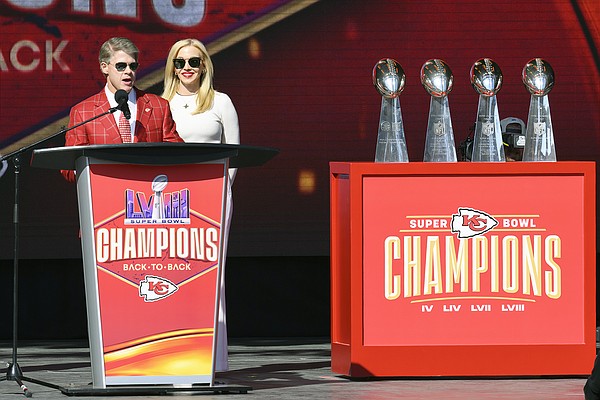 Chiefs owner gets 'F-minus' in NFLPA survey | Jefferson City News Tribune - Vimarsana News