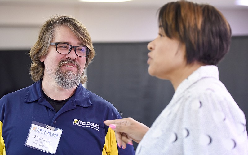 Chattanooga area students volunteers provide free income tax help