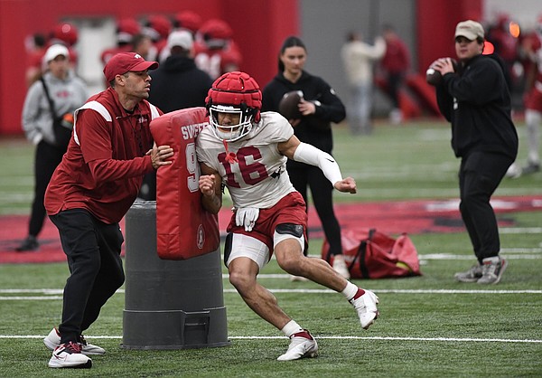 Defense stymies passing game during workout | The Arkansas Democrat-Gazette - Vimarsana News