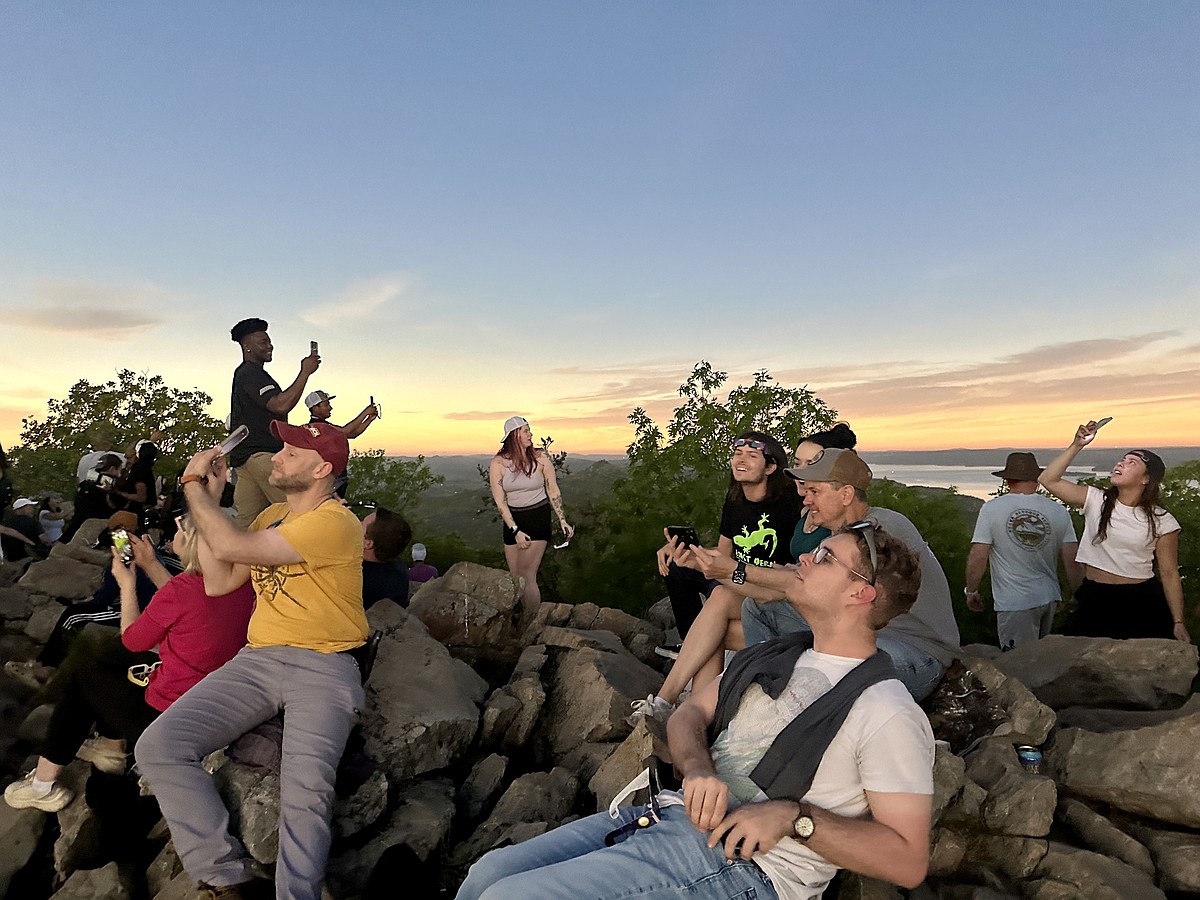 Eclipse crowds at Pinnacle Mountain growing close to park's capacity ...