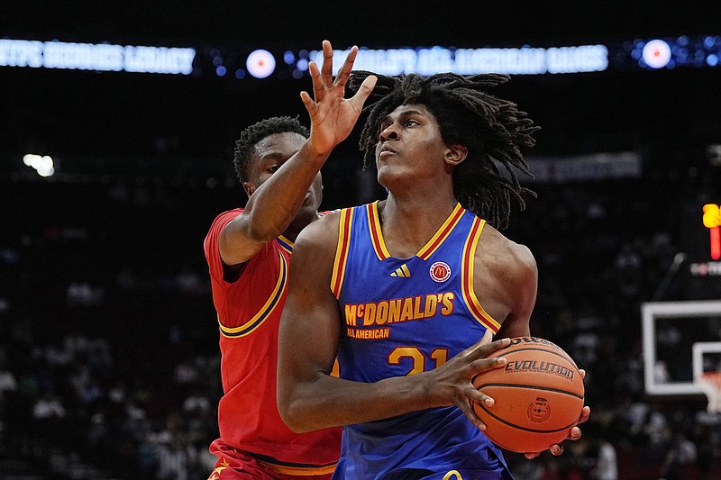 East forward Jayden Quaintance (21) drives past West center Flory Bidunga (40) on his way to score during the fourth quarter of the McDonald's All-American boys' basketball game Tuesday, April 2, 2024, in Houston. (AP Photo/Kevin M. Cox)