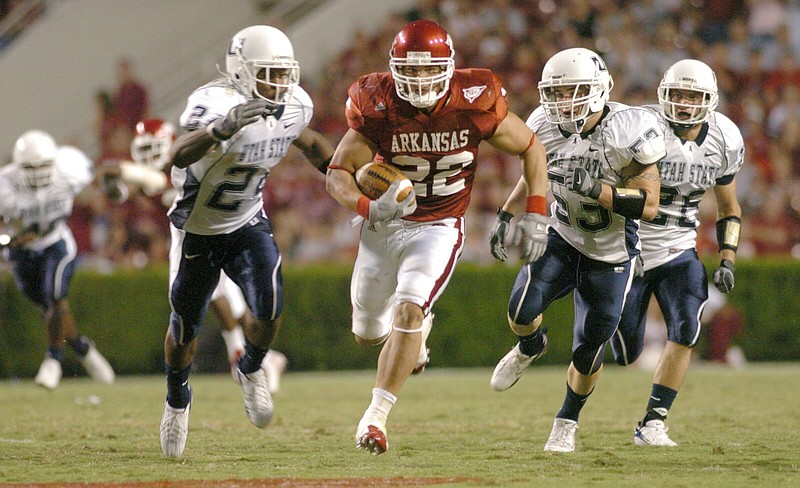 Peyton Hillis (22) had 1,195 receiving yards and 959 rushing yards from 2004-07 with the Arkansas Razorbacks. He was drafted in the seventh round by the Denver Broncos in 2008.
(NWA Democrat-Gazette file photo/Andy Shupe)