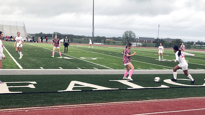 Blair Oaks downs Mexico to extend girls soccer winning streak ...