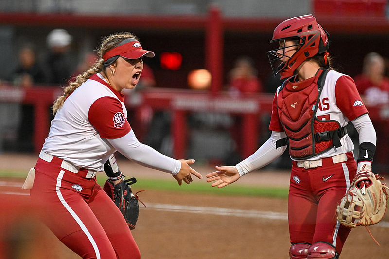 No. 14 Arkansas softball walks off No. 15 Alabama in 9-inning pitchers ...