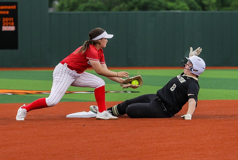 Farmington’s Katie Fleming (left) attempts to tag Clinton’s Katherine Henry in the Lady Cardinals’ 10-0 victory Thursday in the opening round of the Class 4A state softball tournament at Gravette. More photos at nwaonline.com/510chsfhs/
(Special to NWA Democrat-Gazette/Brent Soule)