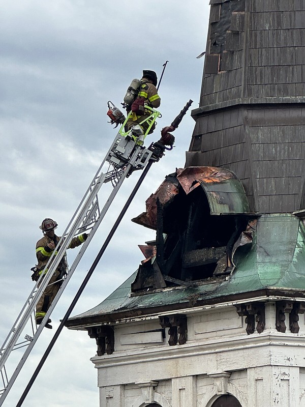 Iowa, Illinois twisters topple trees, snap lines | The Arkansas Democrat-Gazette - Vimarsana News