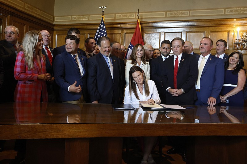 Sanders signs bills cutting Arkansas income tax rates, increasing 