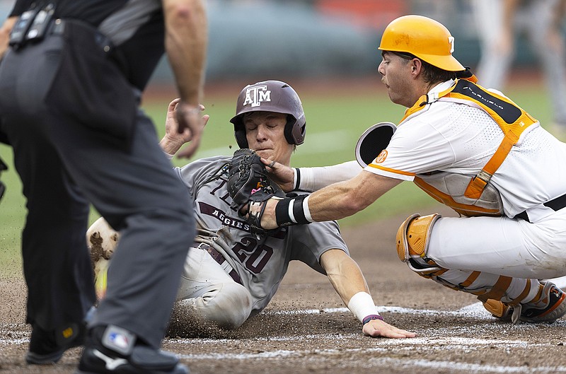 Texas A&m Builds Big Lead Early And Beats Tennessee 9-5 In Game 1 Of 