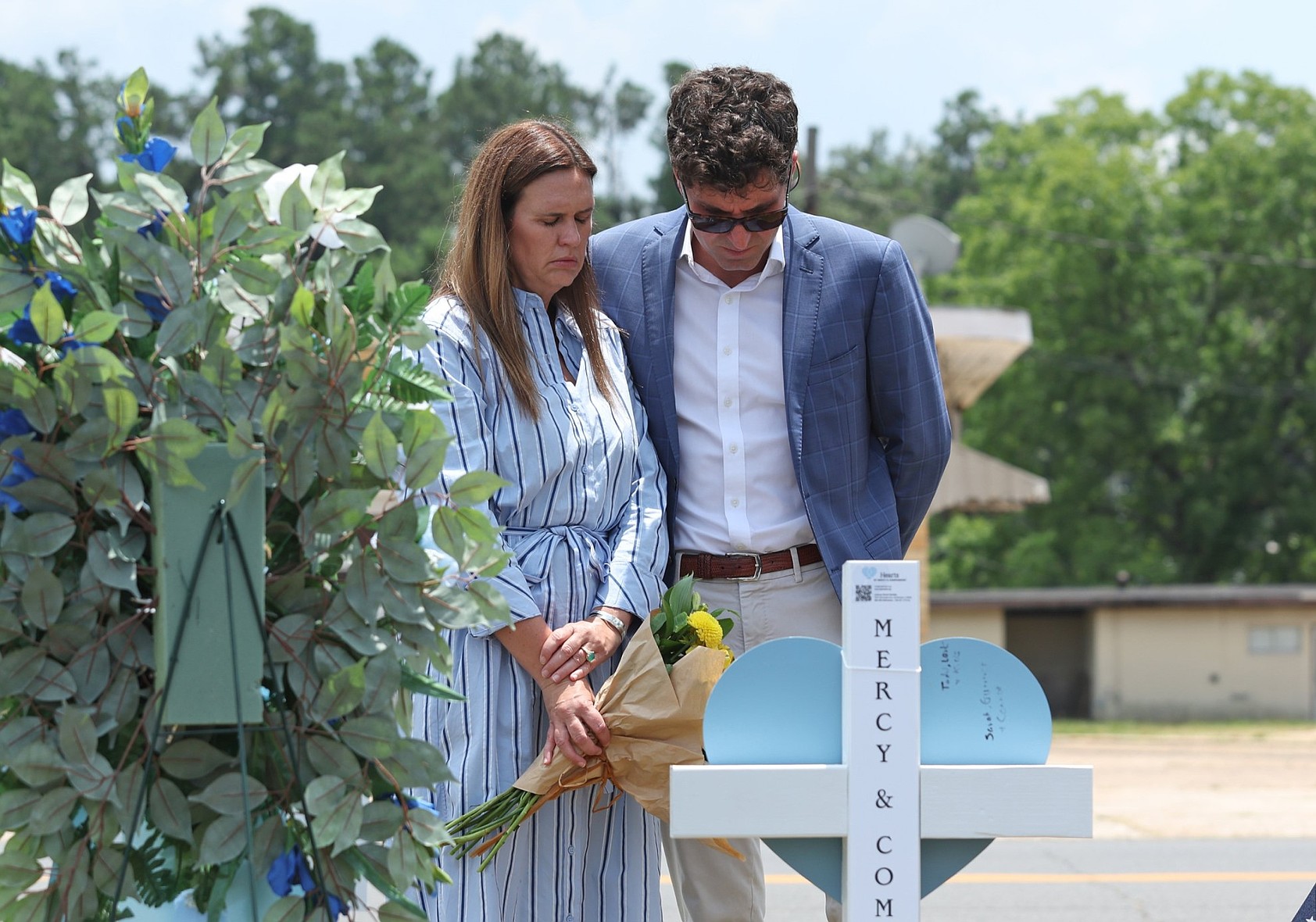 Governor visits site of Fordyce mass shooting, praises community for ...