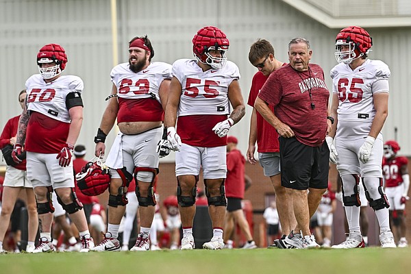 Arkansas offensive linemen count “Daps” and create a sense of togetherness