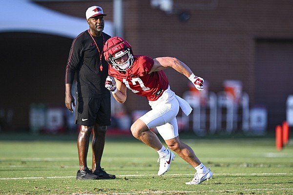 Musical chairs: Hogs shuffle personnel behind starters | Arkansas Democrat Gazette