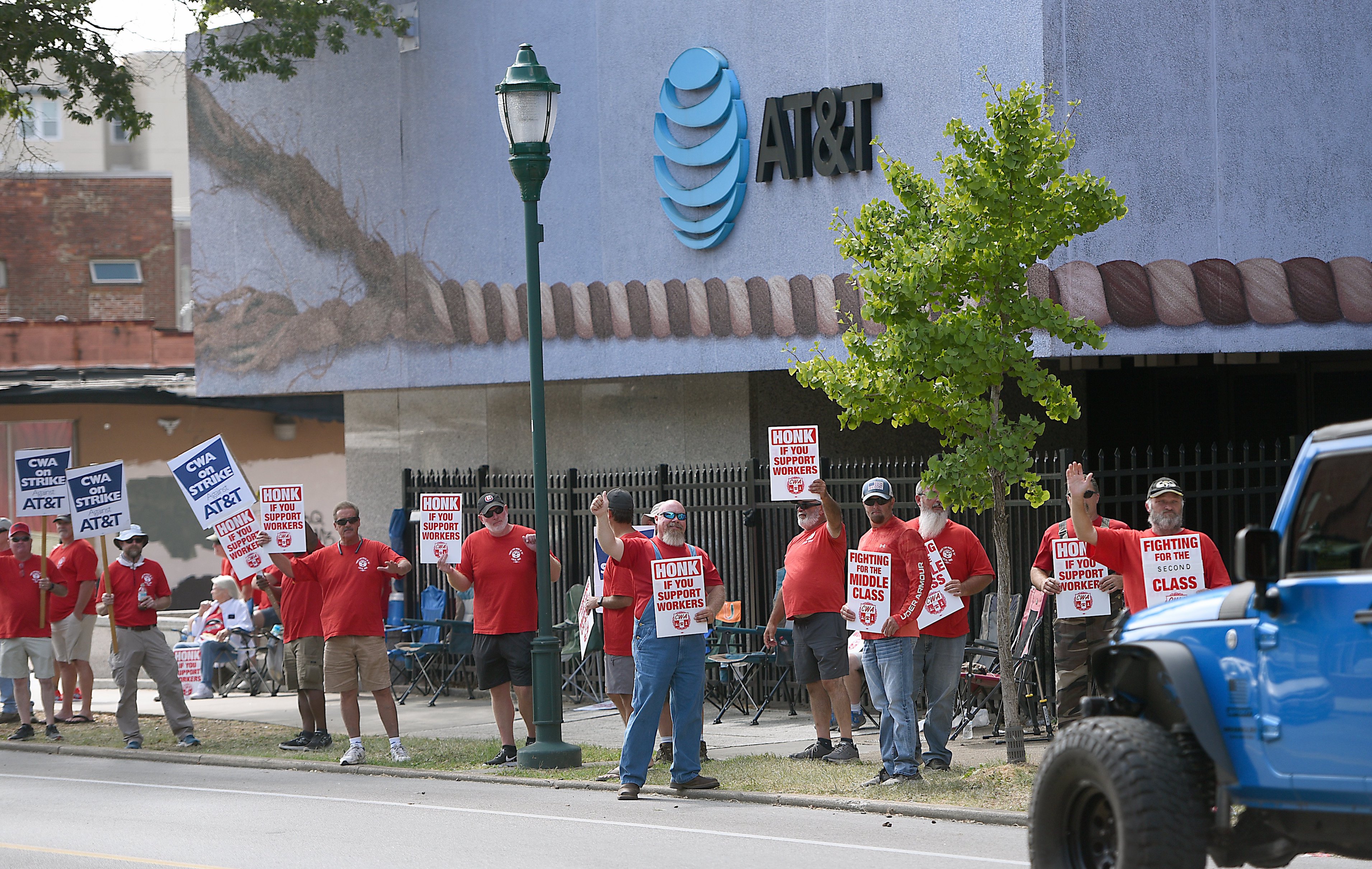 AT&T strike continues in Southeast as company presents ‘final offer ...