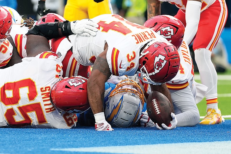 Mahomes, Kelce help Chiefs rally for 1710 win against Chargers
