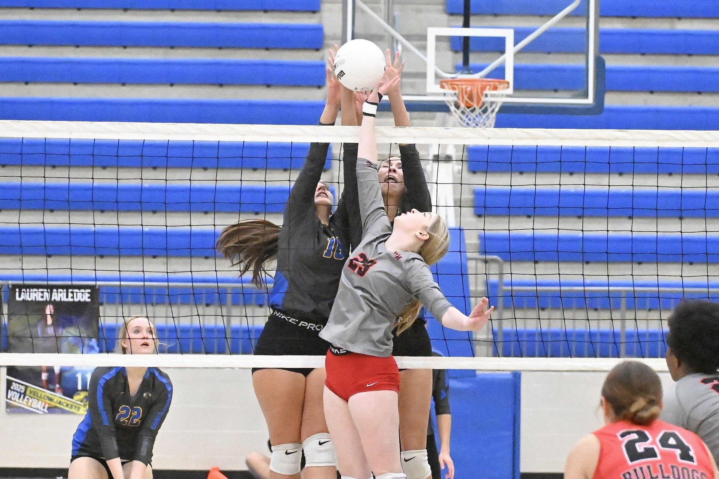 xxxSheridan sweeps Bulldogs in 3-set run