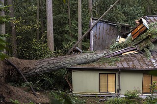 'Bomb cyclone' kills 2 and knocks out power to over half a million ...