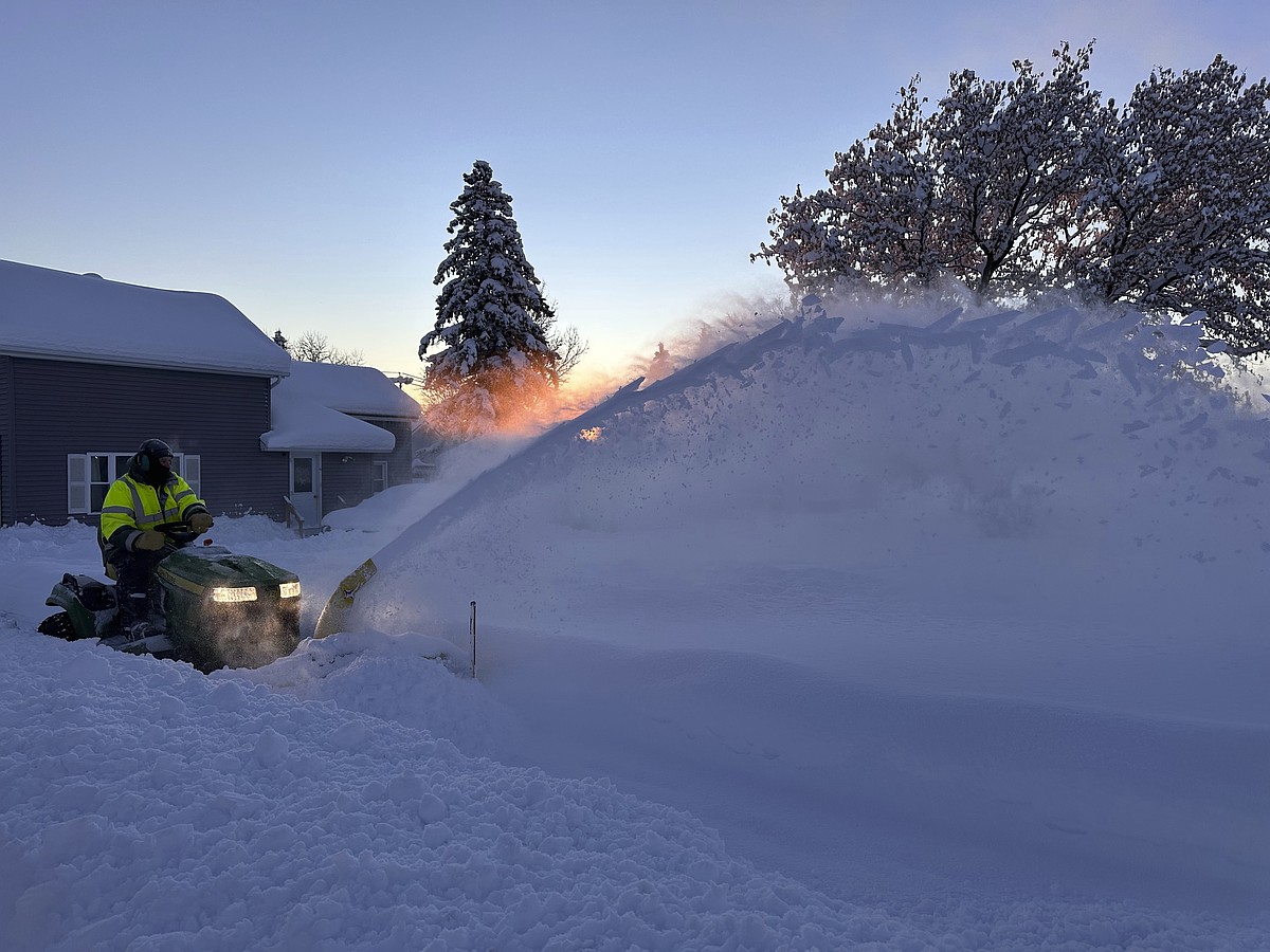 Great Lakes region gets yet more snow after a weekend of snarled