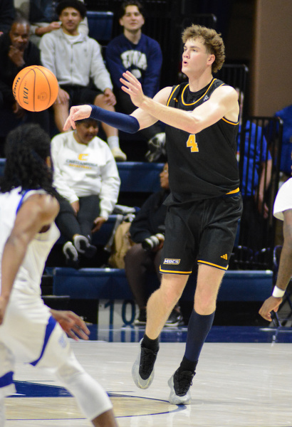 Staff Photo by Robin Rudd / UTC’s Sean Cusano (7) passes against the Bulldog press. The University of Tennessee at Chattanooga Mocs hosted the Tennessee Wesleyan Bulldogs at McKenzie Arena on December 18, 2024.
