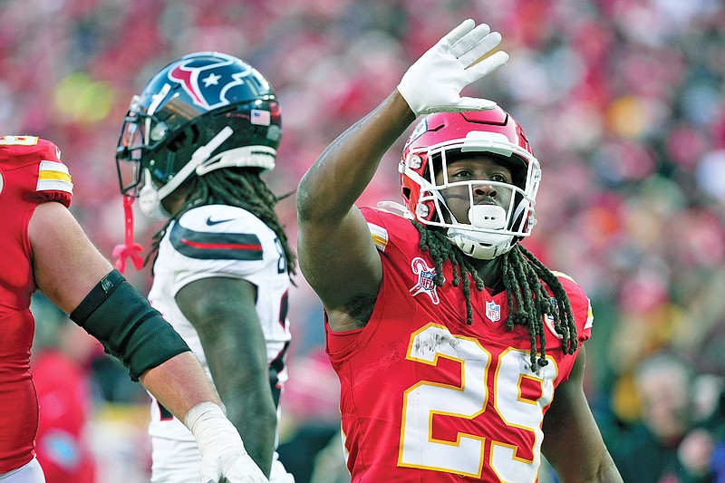 Mahomes throws for TD, runs for score as Chiefs beat Texans to close in