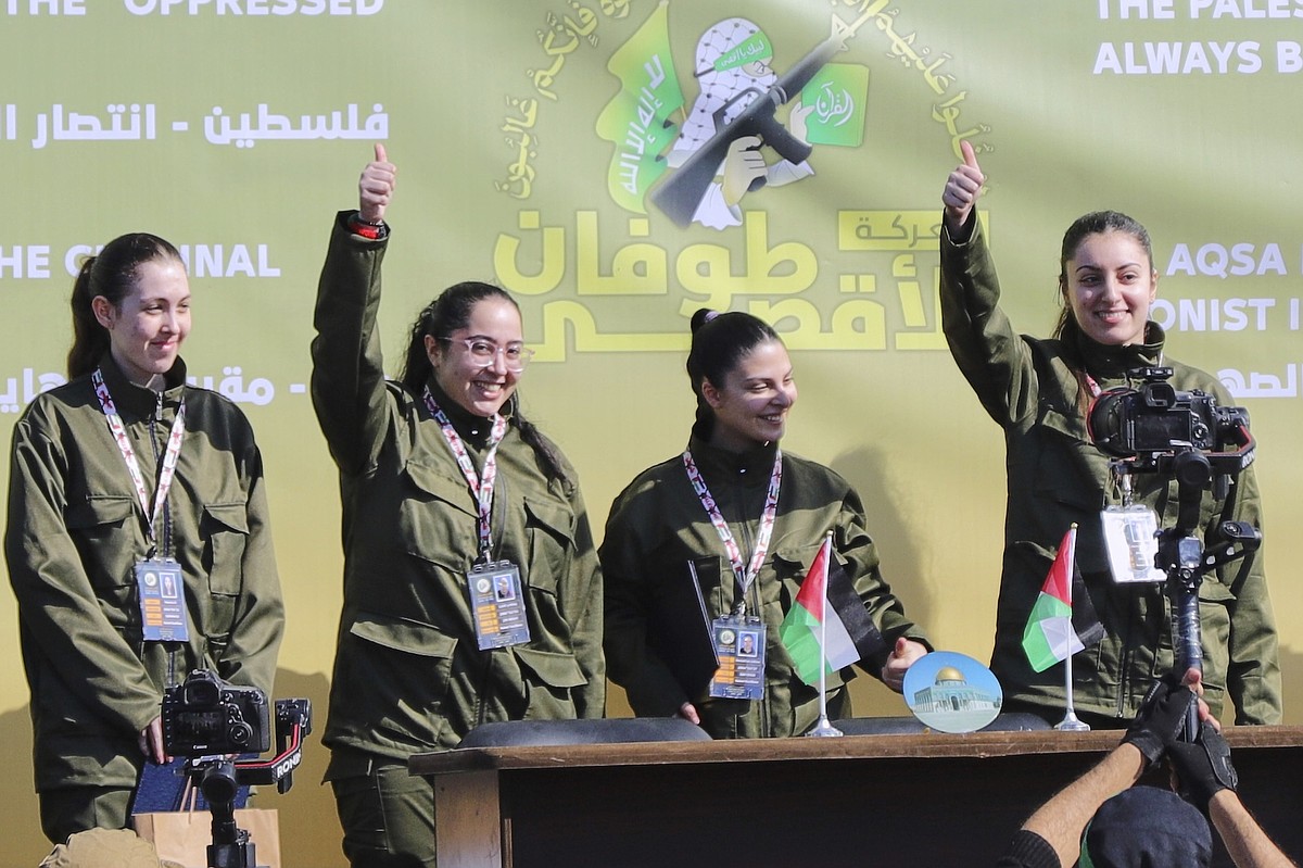 Hamas frees 4 female Israeli soldiers as part of the Gaza ceasefire ...