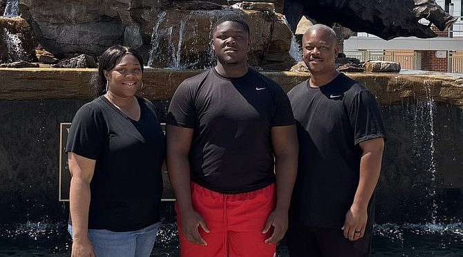 2026 D-lineman Carnell Jackson commits to Arkansas football ...