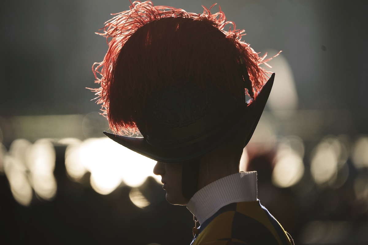 A Vatican Swiss Guard in St. Peter's Square at the Vatican, Saturday, April 26, 2025. (AP Photo/Alessandra Tarantino)