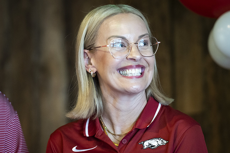 arkansas-women-s-basketball-adds-2026-pf-adriana-reijnen-2027-g-amilia