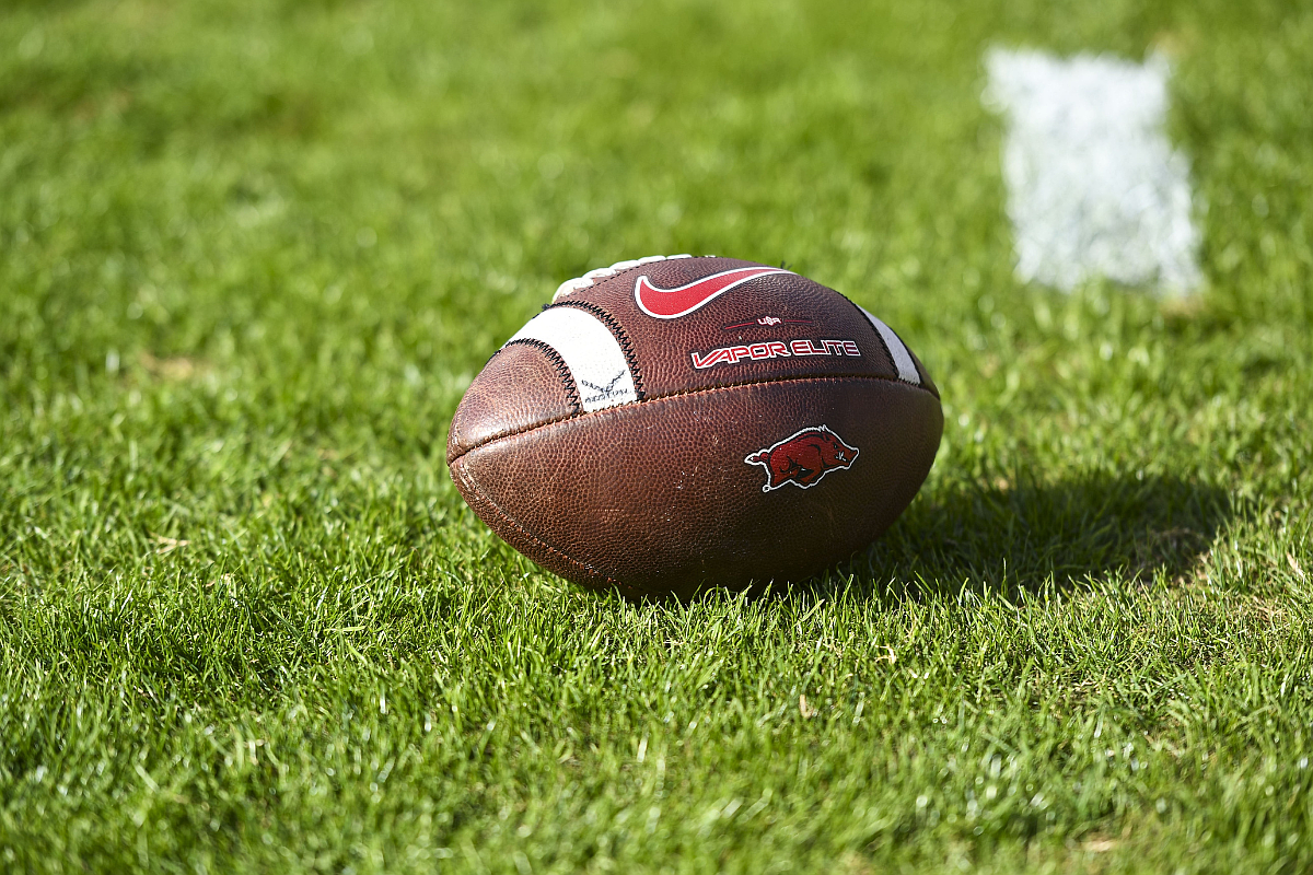 Memphis transfer offensive lineman Josiah Clemons commits to Arkansas football