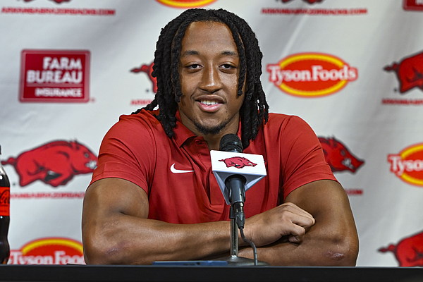 Arkansas football report: Family ties, familiar faces help Julian Neal feel at home with Razorbacks
