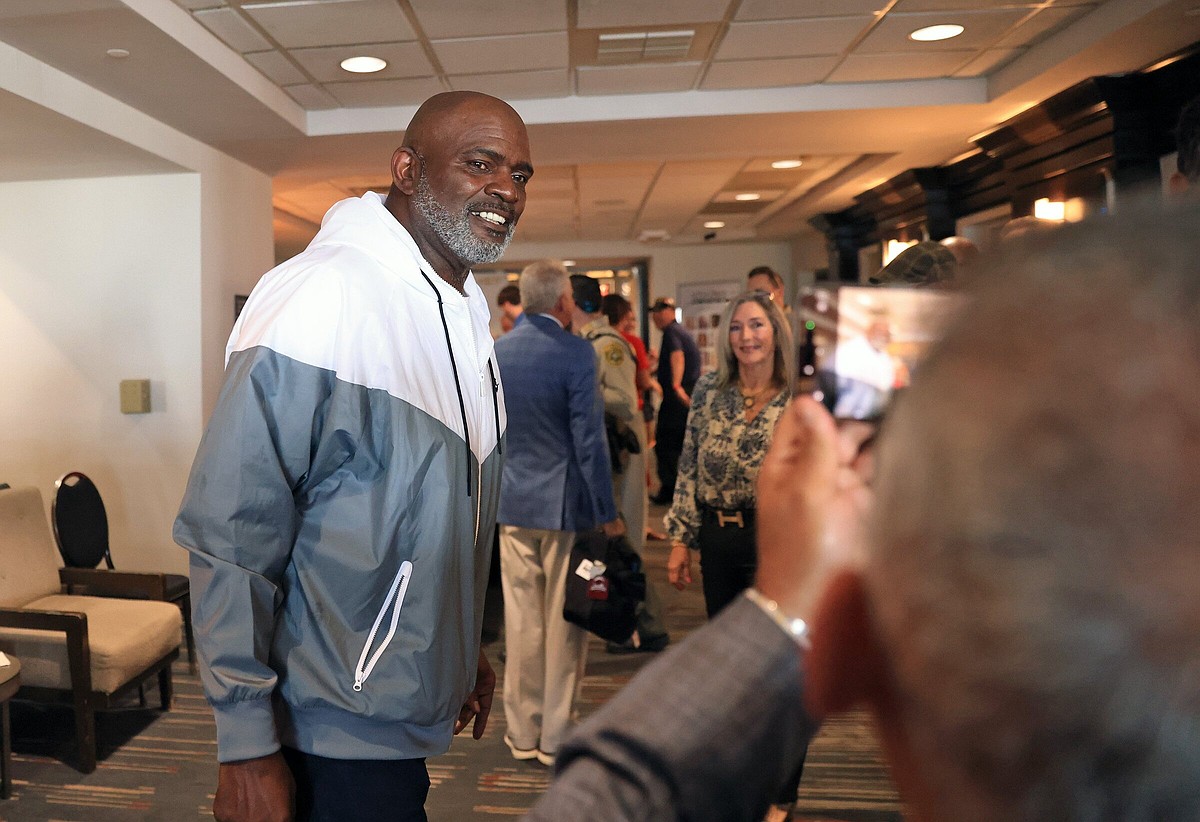 1CLawrenceTaylorMug0903_t1200.