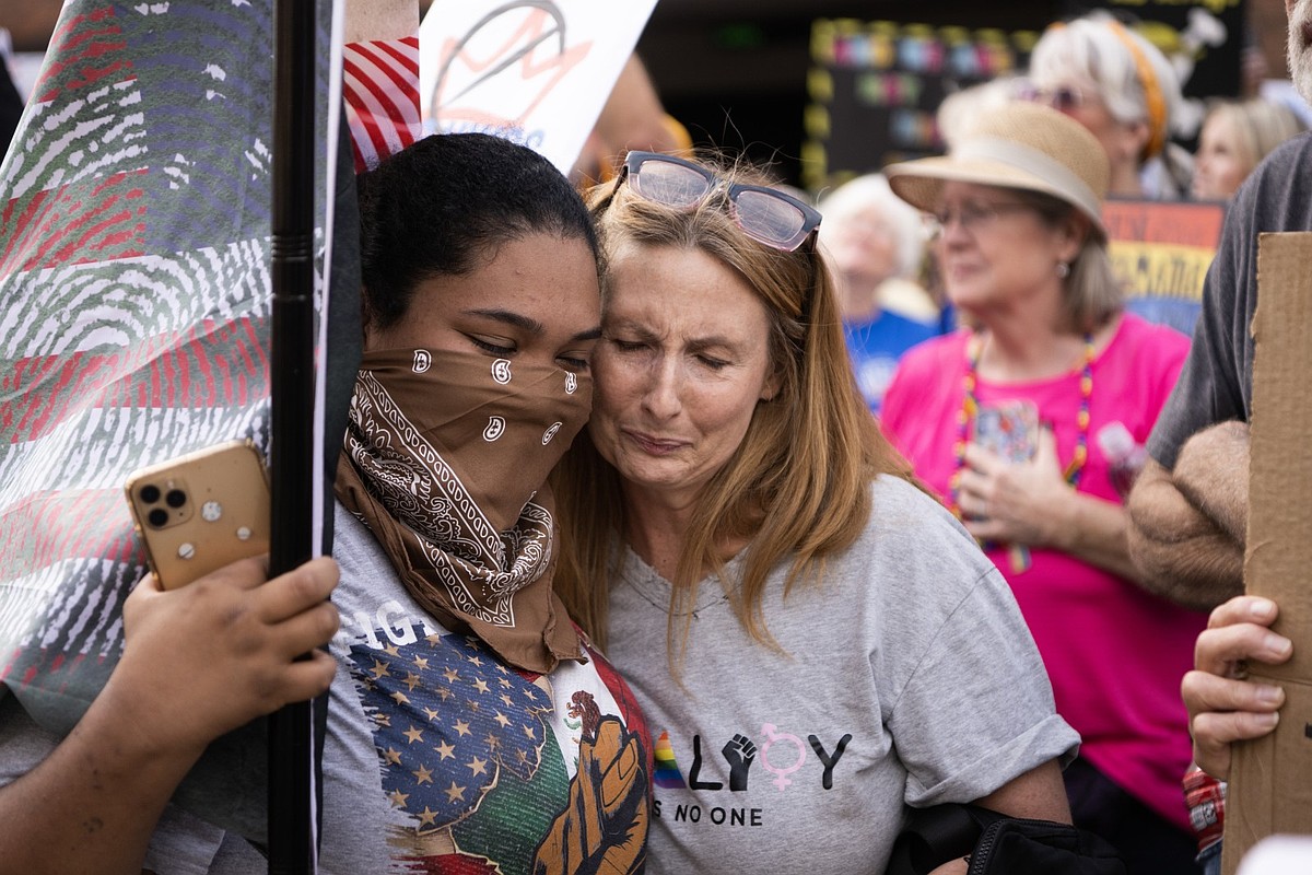 Hundreds of people turn out for No Kings protest in Little Rock
