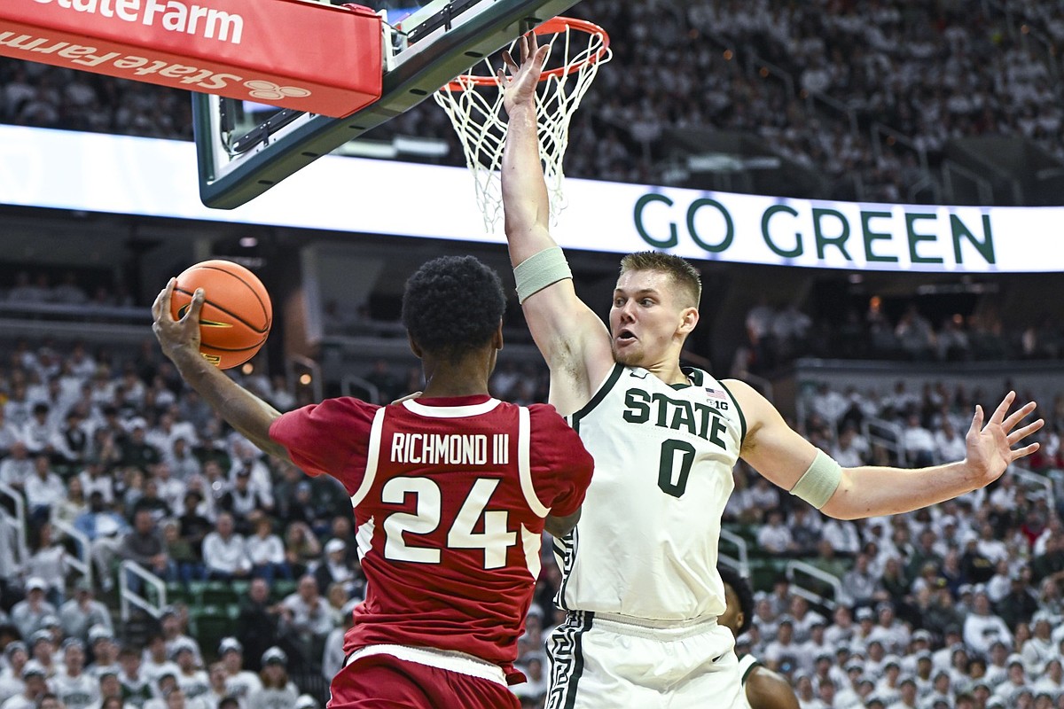 No. 14 Arkansas men’s basketball loses 69-66 at No. 22 Michigan State