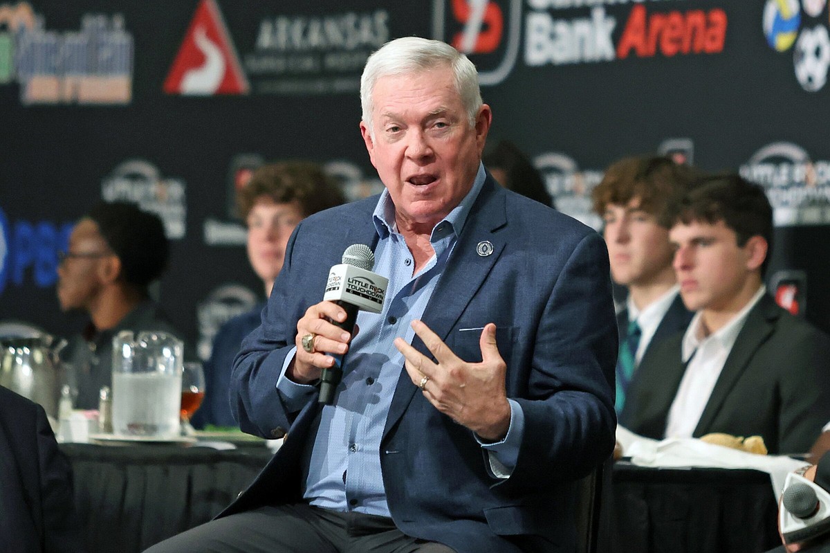 Mack Brown Fala Sobre o Jogo Texas vs. Arkansas e Revela Seu Futuro no Futebol Americano