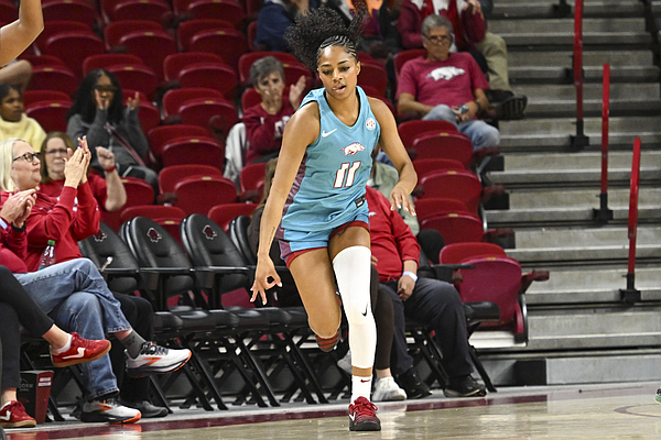 Wyvette Mayberry’s awaited return draws warm Bud Walton welcome, strengthens Arkansas women’s basketball