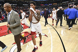 Arkansas men's basketball again fails to close out game in loss to
