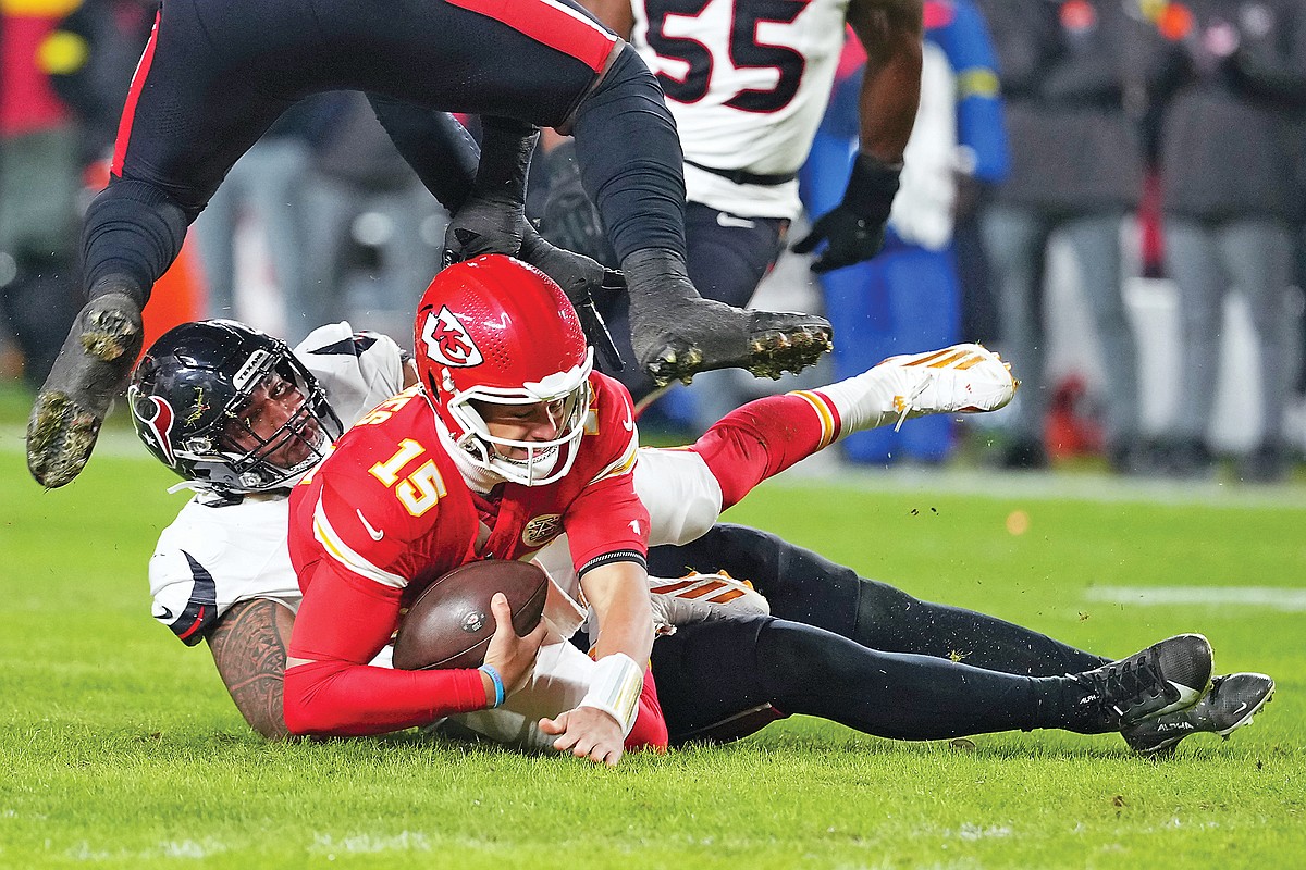 Texans stifle Mahomes, Chiefs in 20-10 win to keep pace in AFC South race