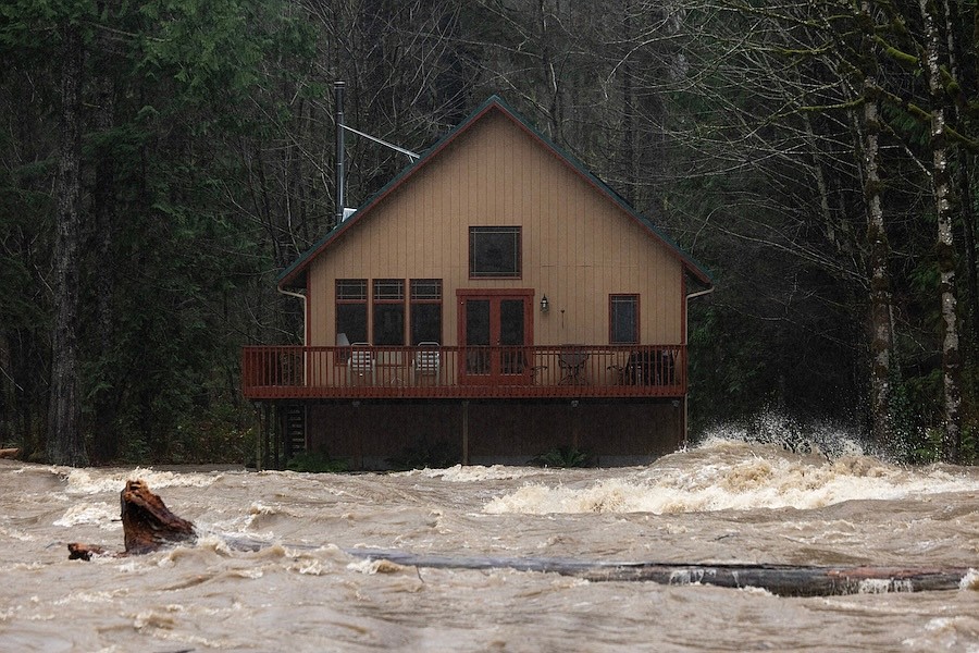 Record flooding threatens Washington as more heavy rain pounds the ...