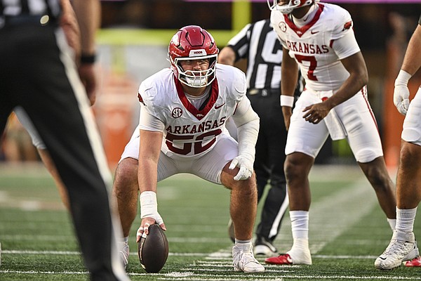 2 Arkansas football offensive linemen announce returns for 2026 season