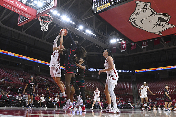 Meet Arkansas women’s basketball's Bonnie Deas, the nation’s shortest double-double threat