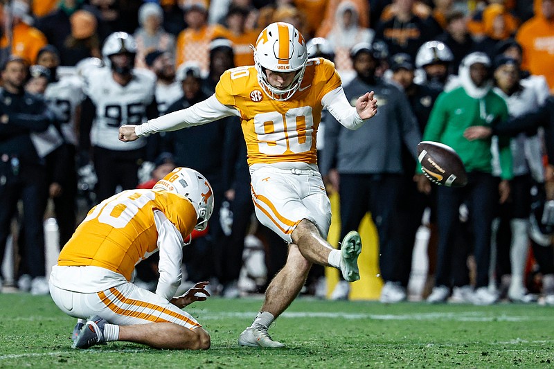 Report: Arkansas football signs Tennessee kicker Max Gilbert | Whole ...