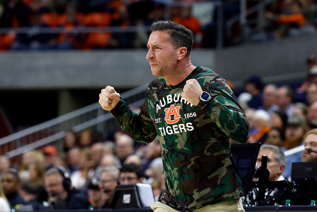 Arkansas men’s basketball visits Auburn, new coach Steven Pearl on Saturday