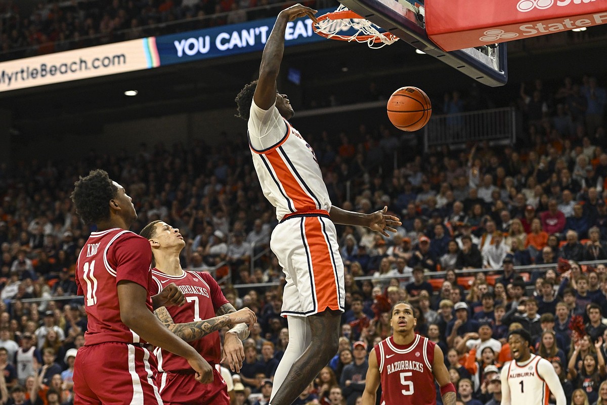 Arkansas leaves Auburn with first SEC loss of season