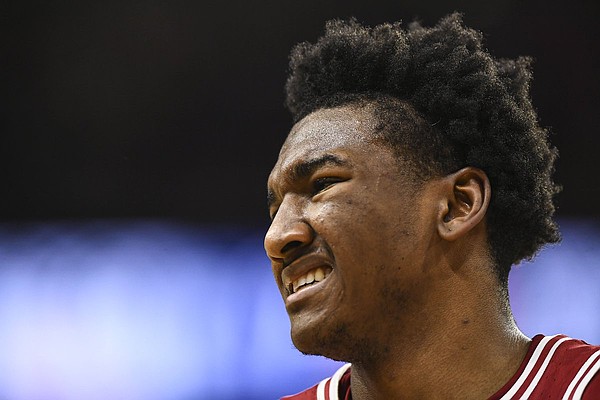 Arkansas basketball's Karter Knox injures hip vs. Auburn, does not return