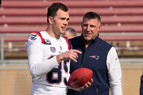 Former Arkansas football star Hunter Henry enjoying Super Bowl trip after 10 years in NFL