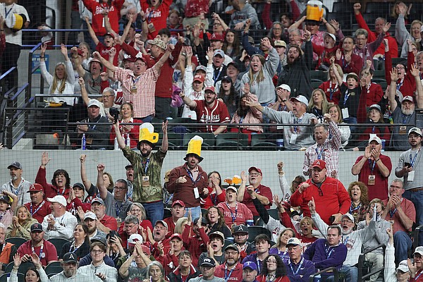 Arkansas baseball notebook: Record attendance, Tate McGuire brilliant, Kuhio Aloy hamstring