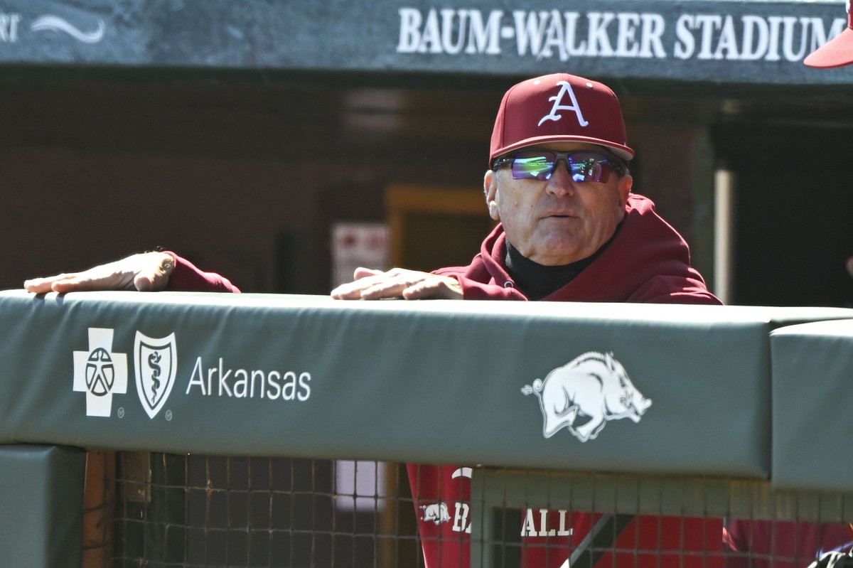 Arkansas baseball falls 1 place in first coaches poll update