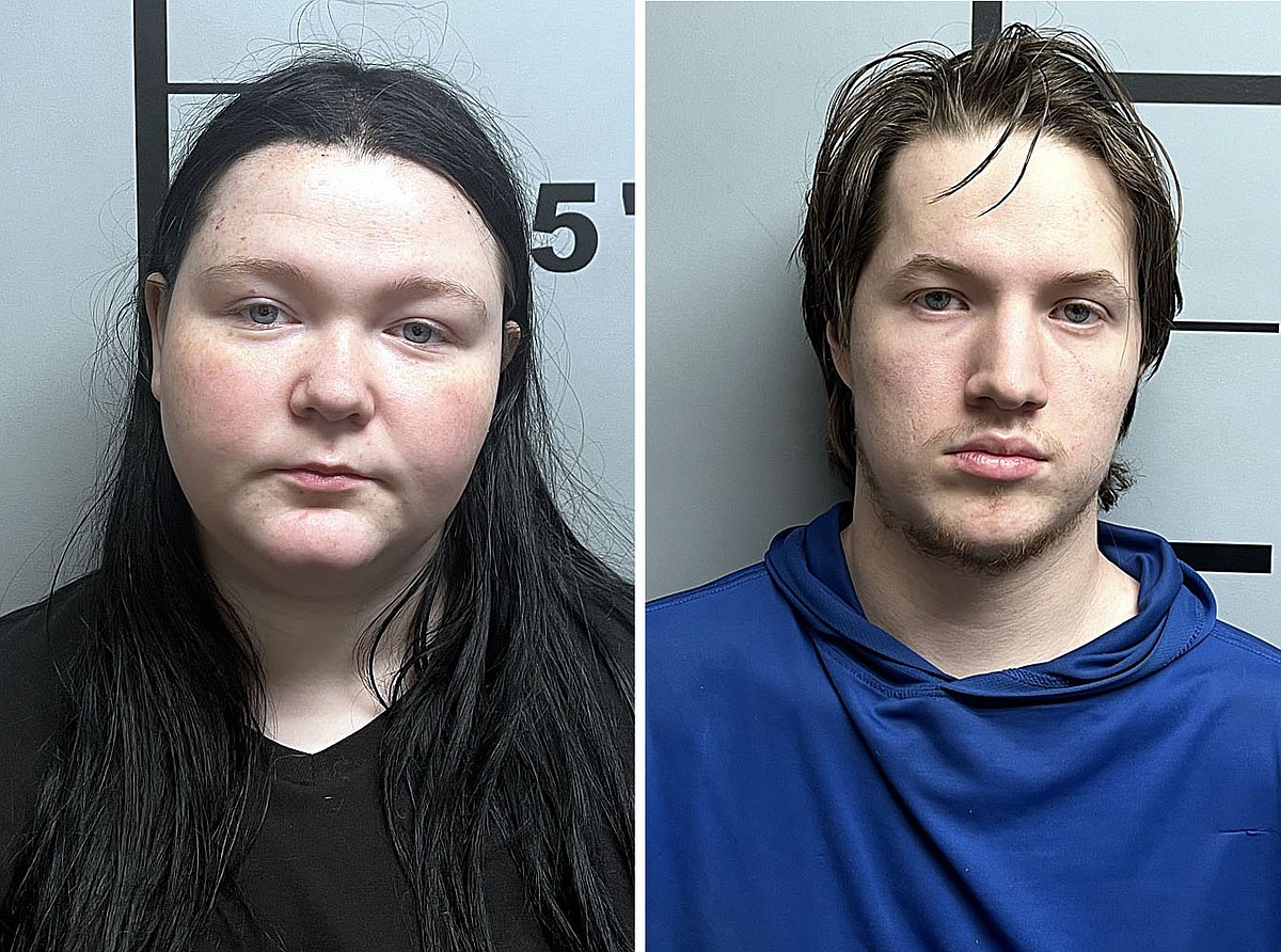 Ein Stack von Casino-Chips und eine Karte, symbolisch für strategisches Spiel und Berechnung