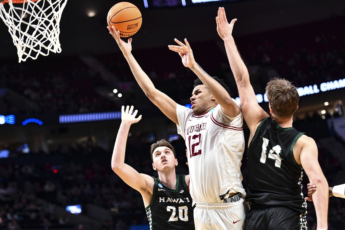 Malique Ewin's career day helps lead Arkansas basketball to NCAA Tournament win vs. Hawaii